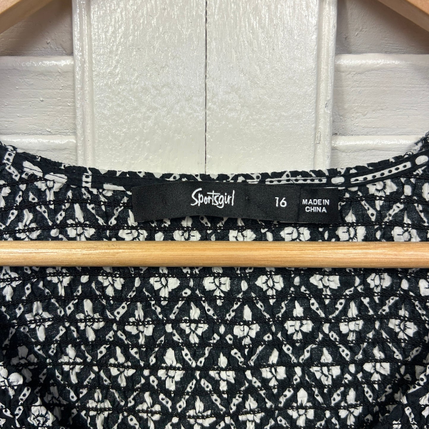 Sportsgirl Top Size 16 Black White Crop Billow Sleeve