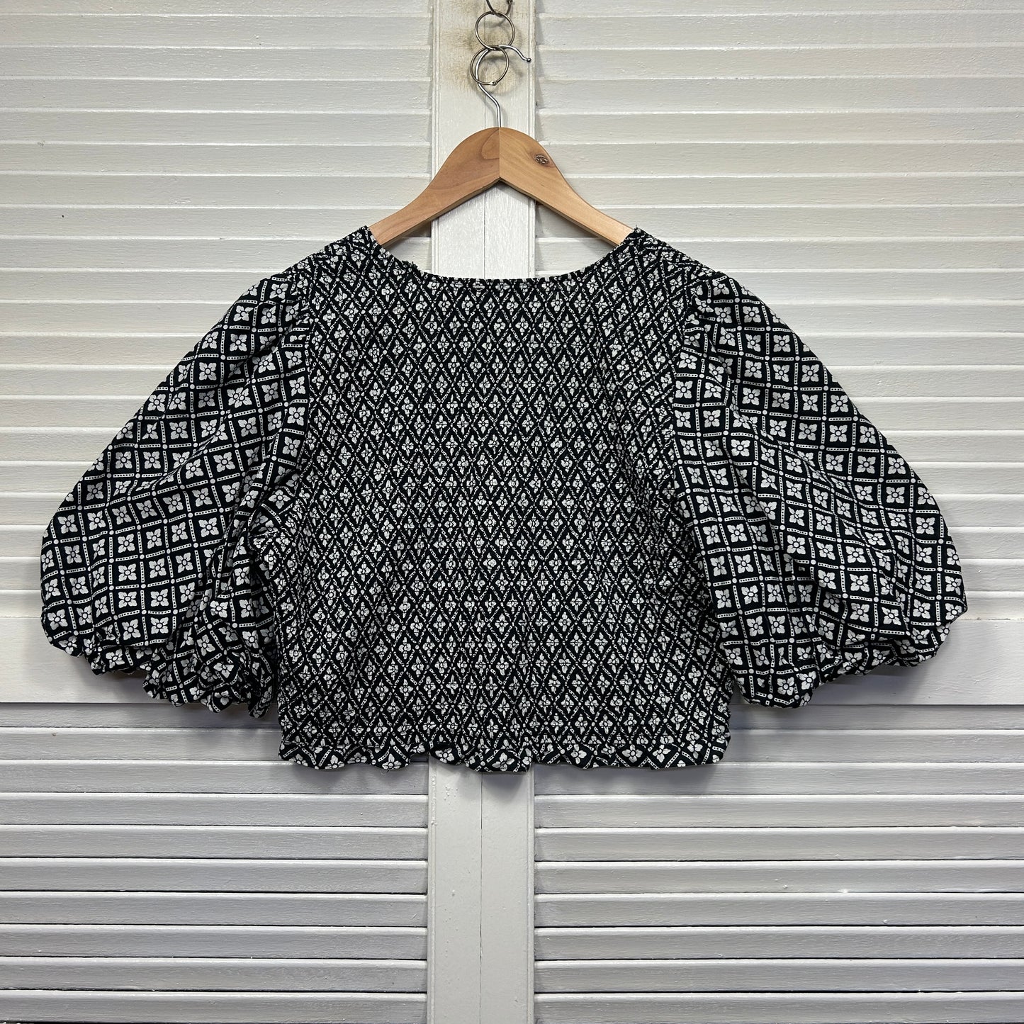 Sportsgirl Top Size 16 Black White Crop Billow Sleeve