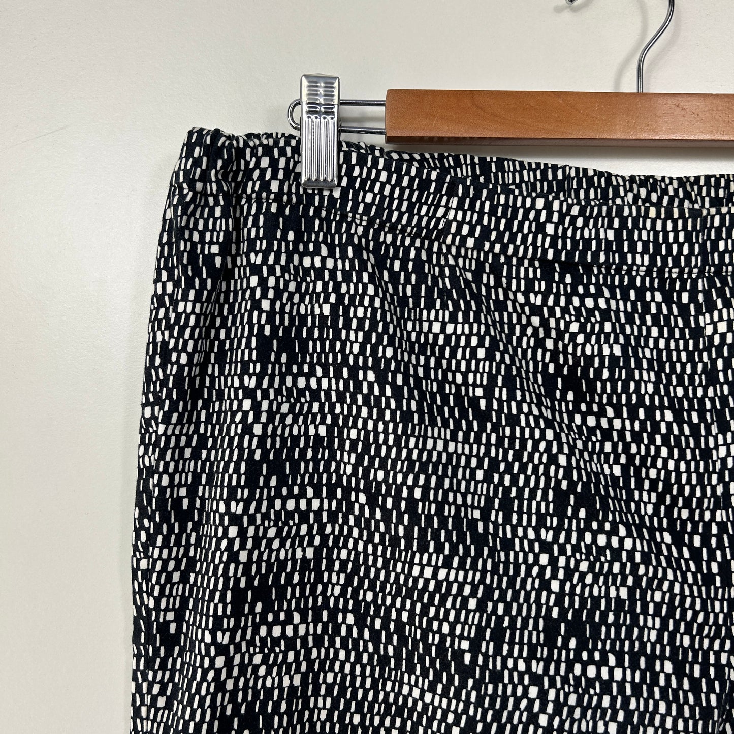Maggie T Black and White Patterned Cropped Pants - Size 14