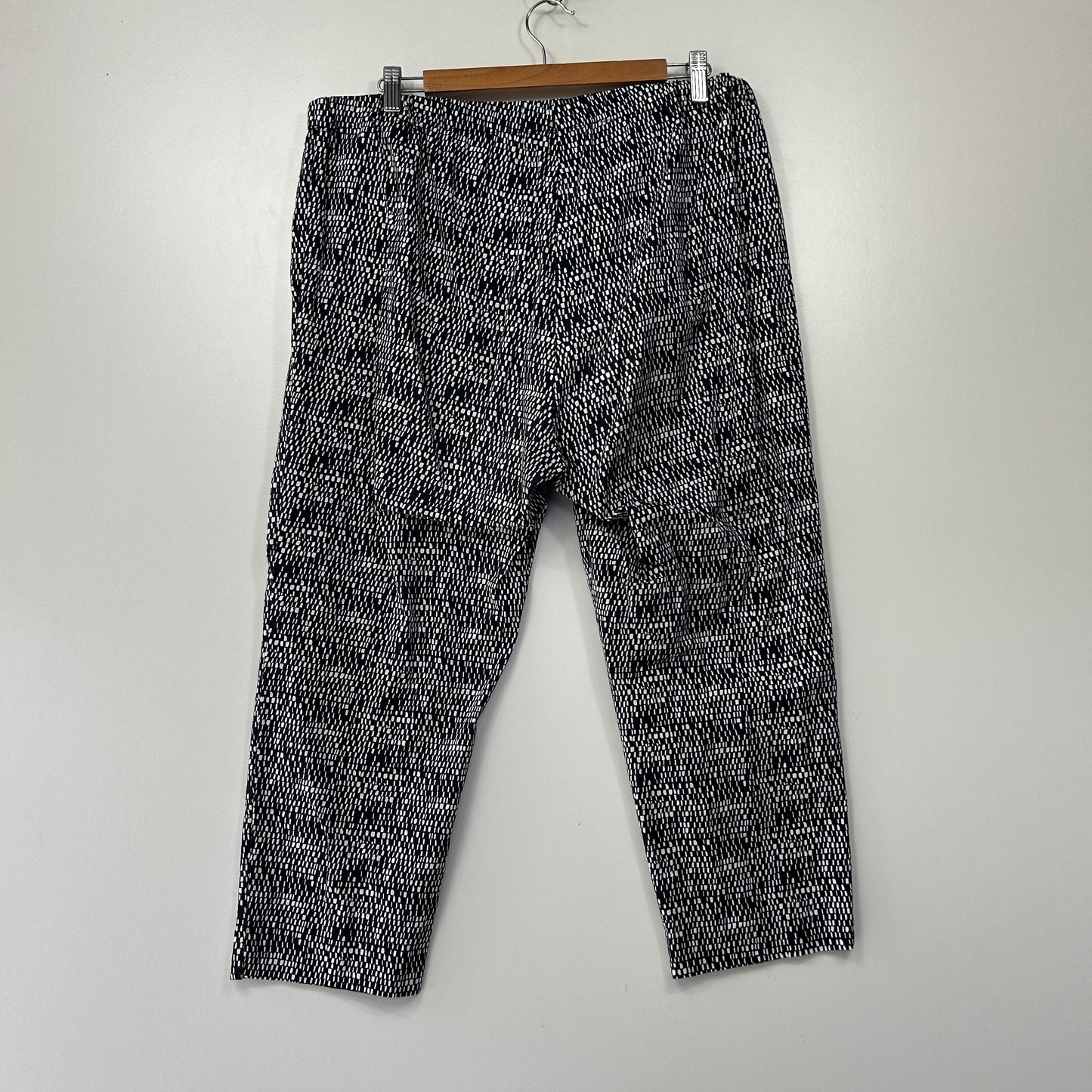 Maggie T Black and White Patterned Cropped Pants - Size 14