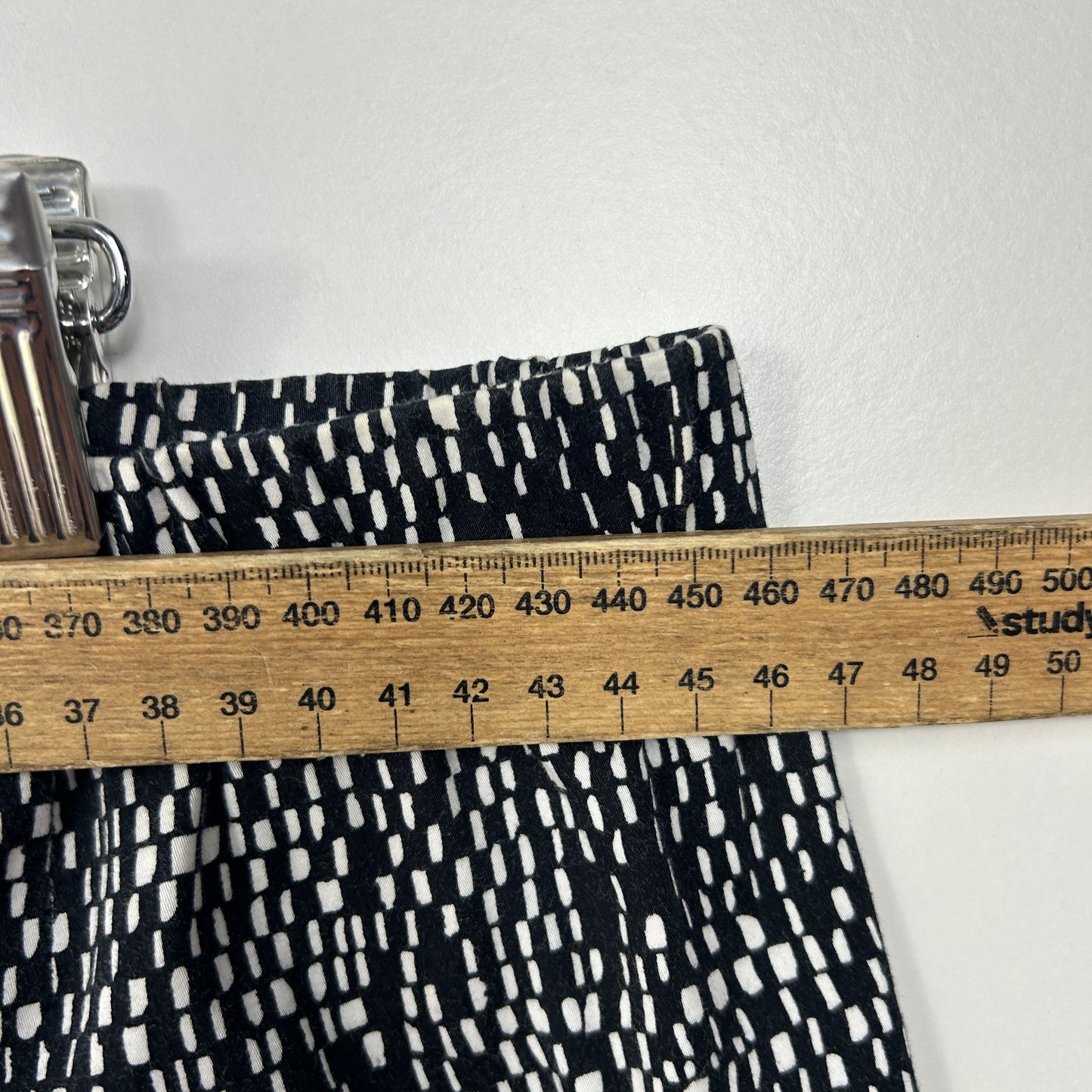 Maggie T Black and White Patterned Cropped Pants - Size 14