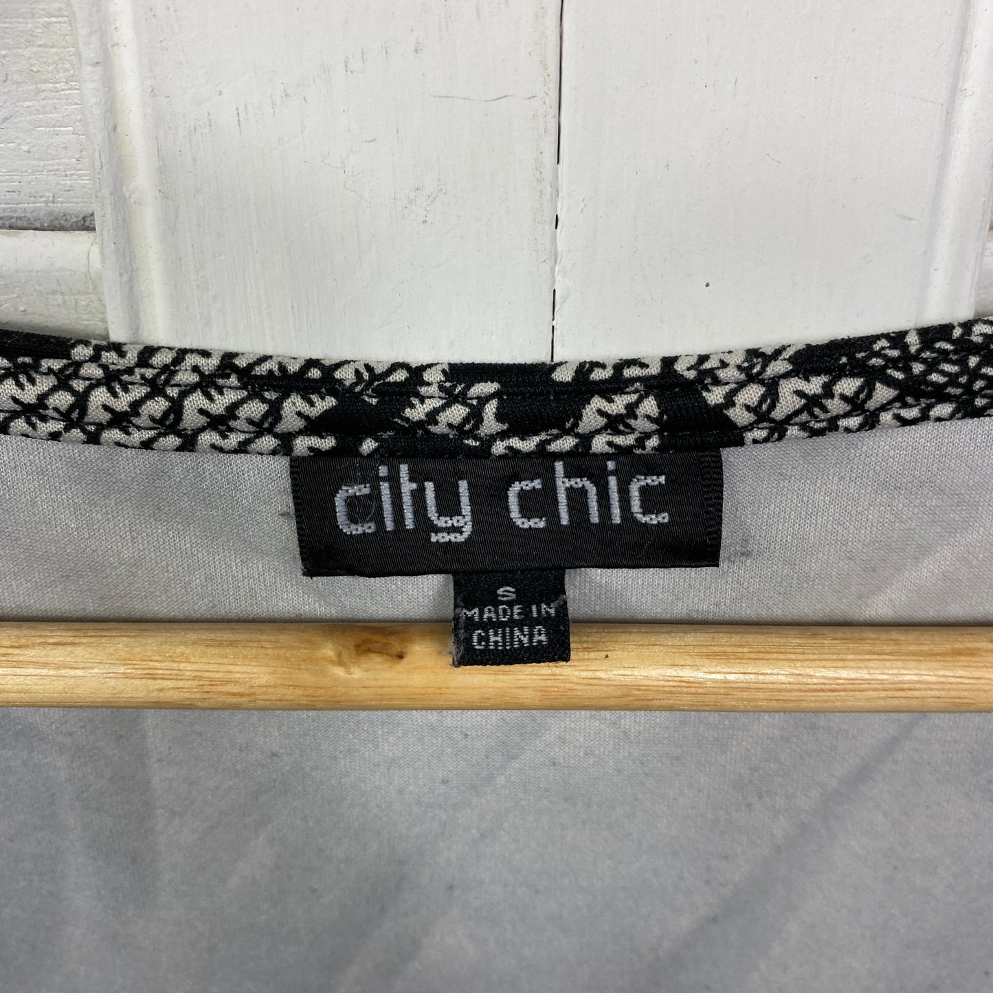 City Chic Top Size 16 Plus Small Sleevelss Lace Overlay Peplum