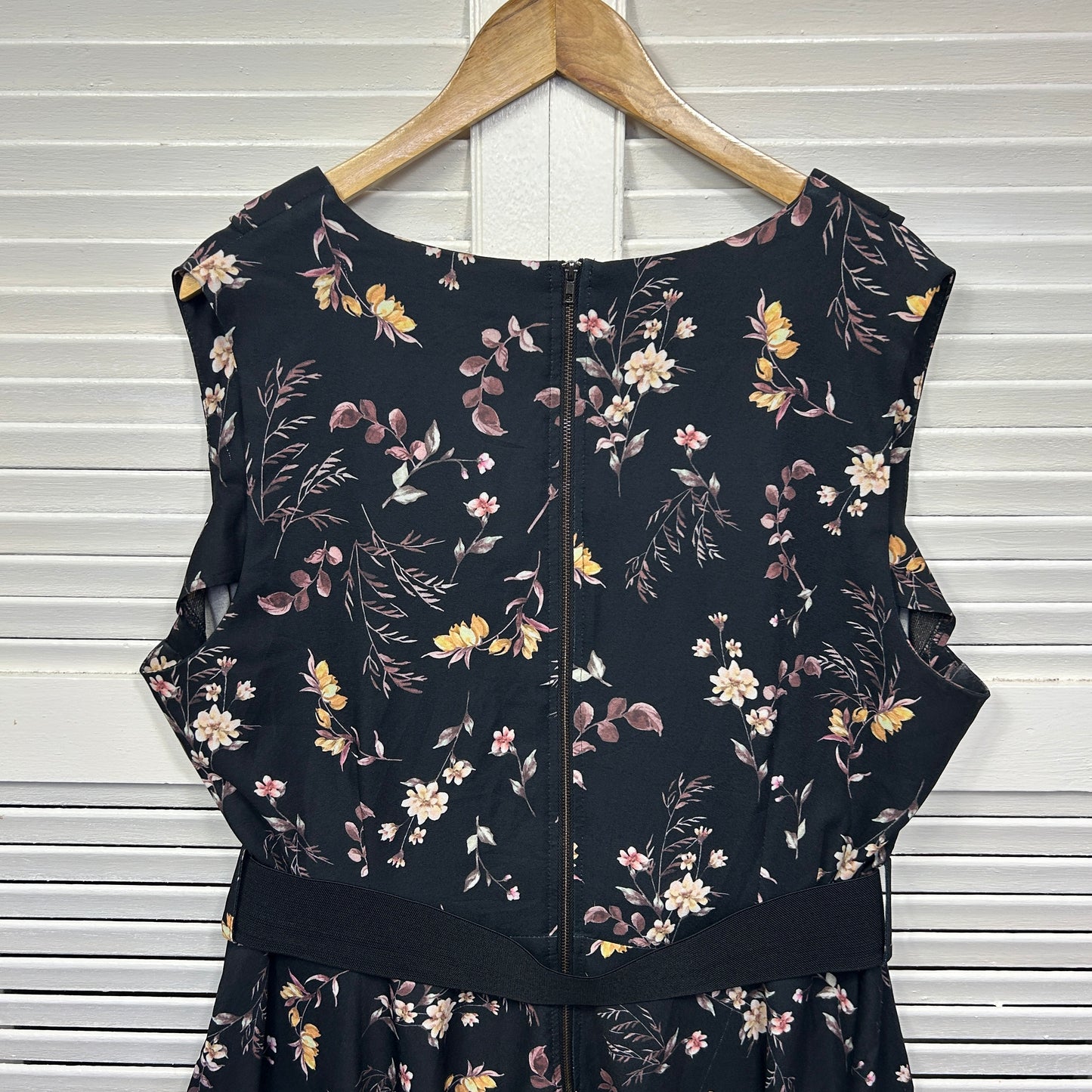 City Chic Dress Size 20 Large Sleeveless Black Floral Cocktail