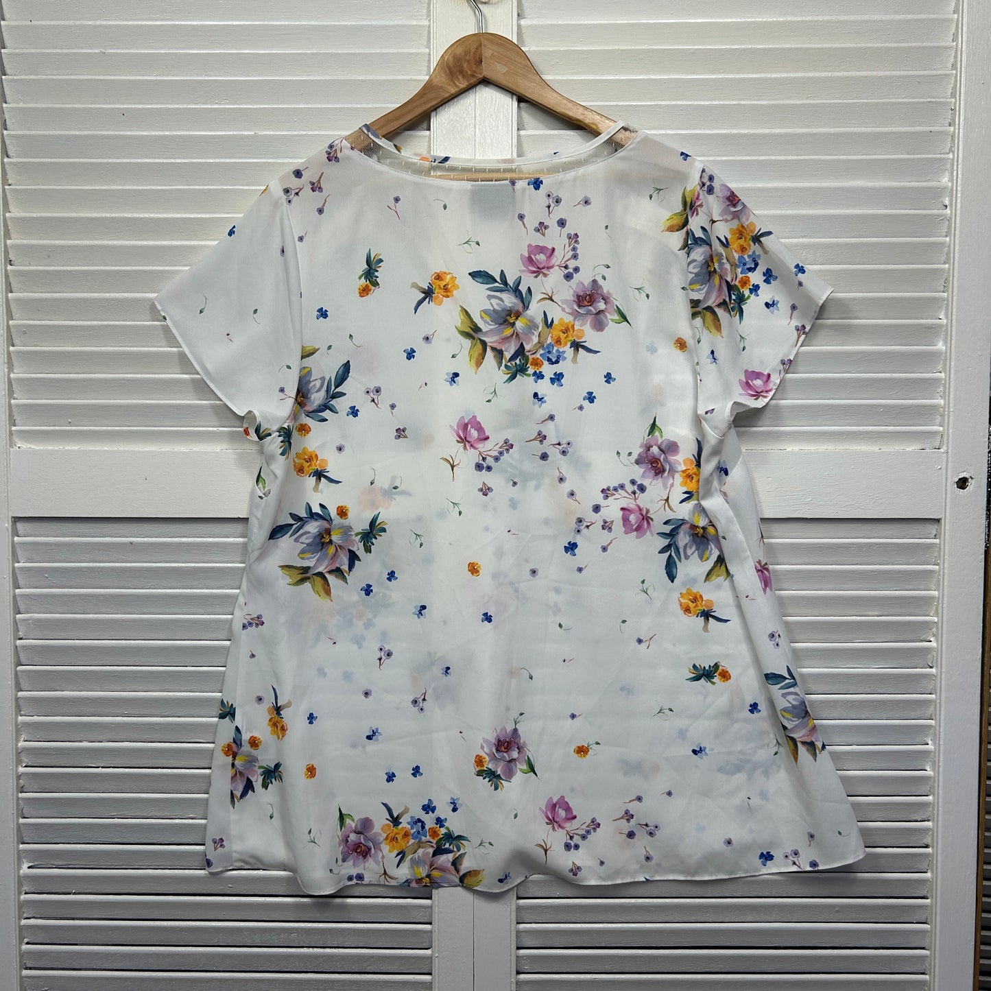 City Chic Top Size 18 Medium Plus White Floral Short Sleeve