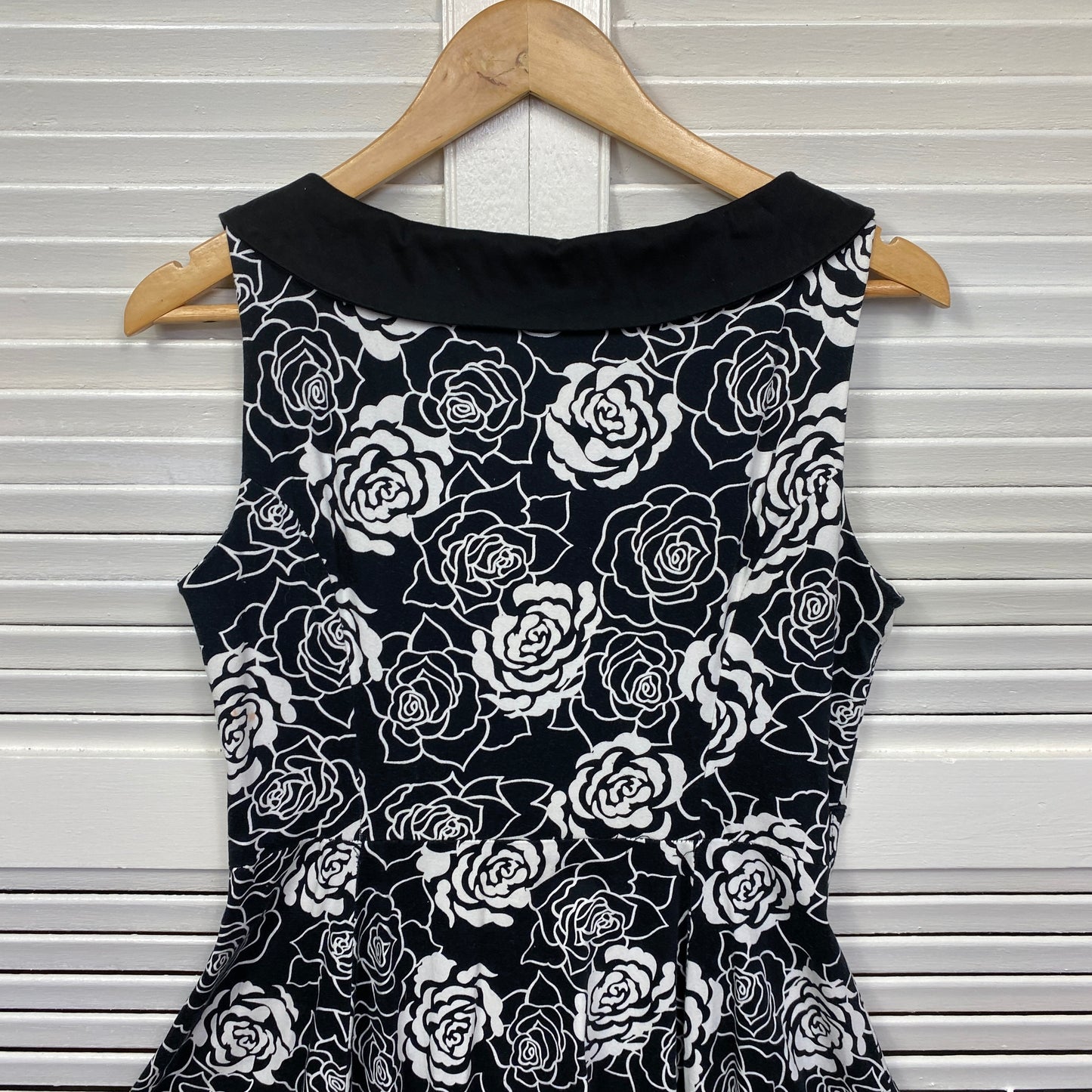 Heart & Roses Dress Size 14 16 Fit & Flare Rockabilly Black White Floral Sleeveless