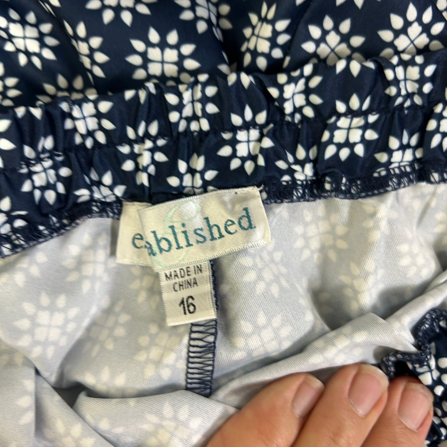 Established Navy and White Patterned Cropped Pants - Size 16