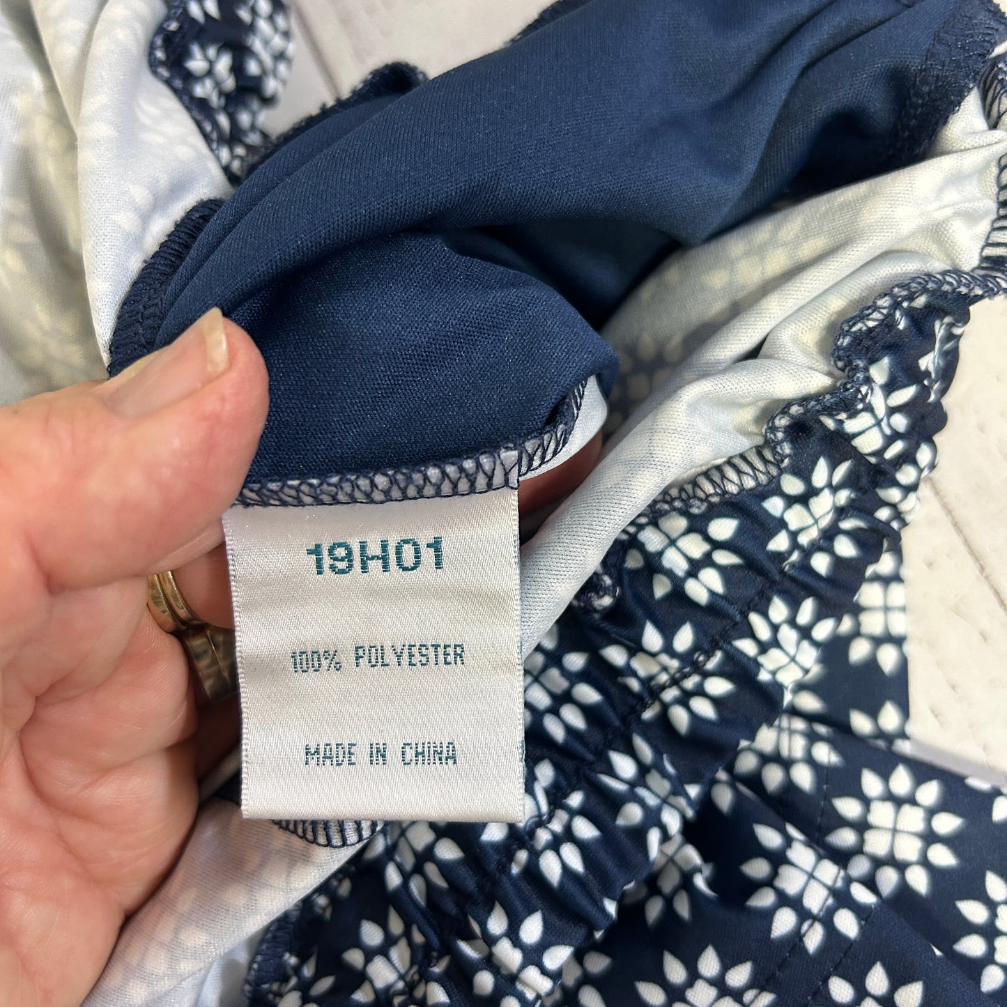 Established Navy and White Patterned Cropped Pants - Size 16