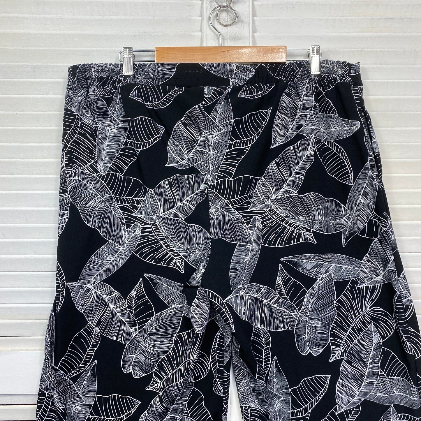 Rockmans Pants Size 16 Black White Floral Leaf Pockets