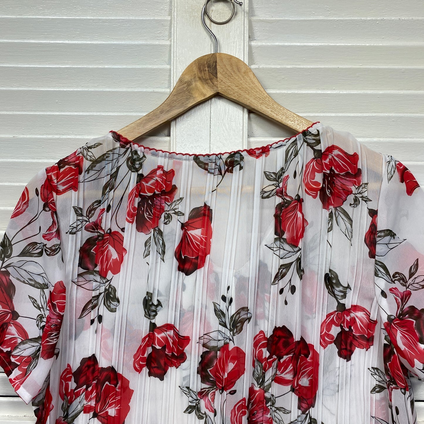 Millers Top Size 16 White Red Floral Short Sleeve Sheer