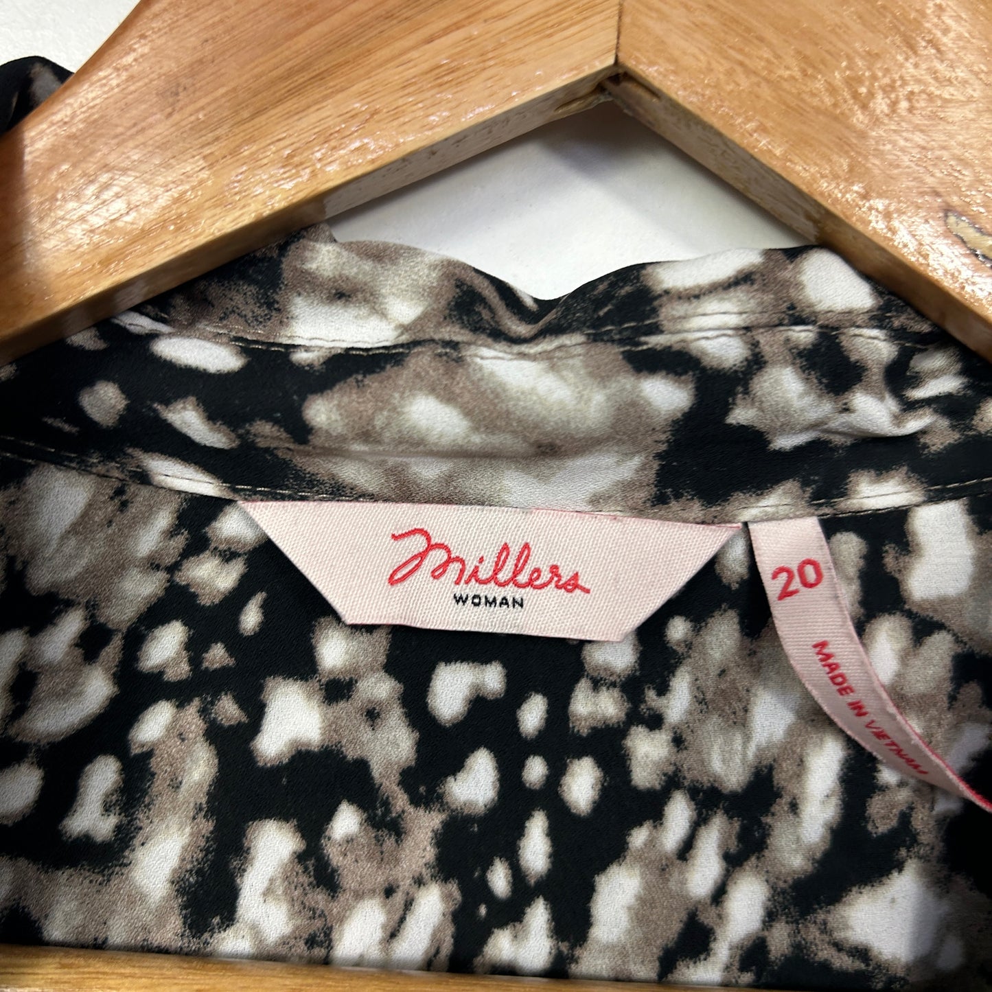 Millers Black White Grey Abstract Print Blouse - Size 20 (fault - Pull)