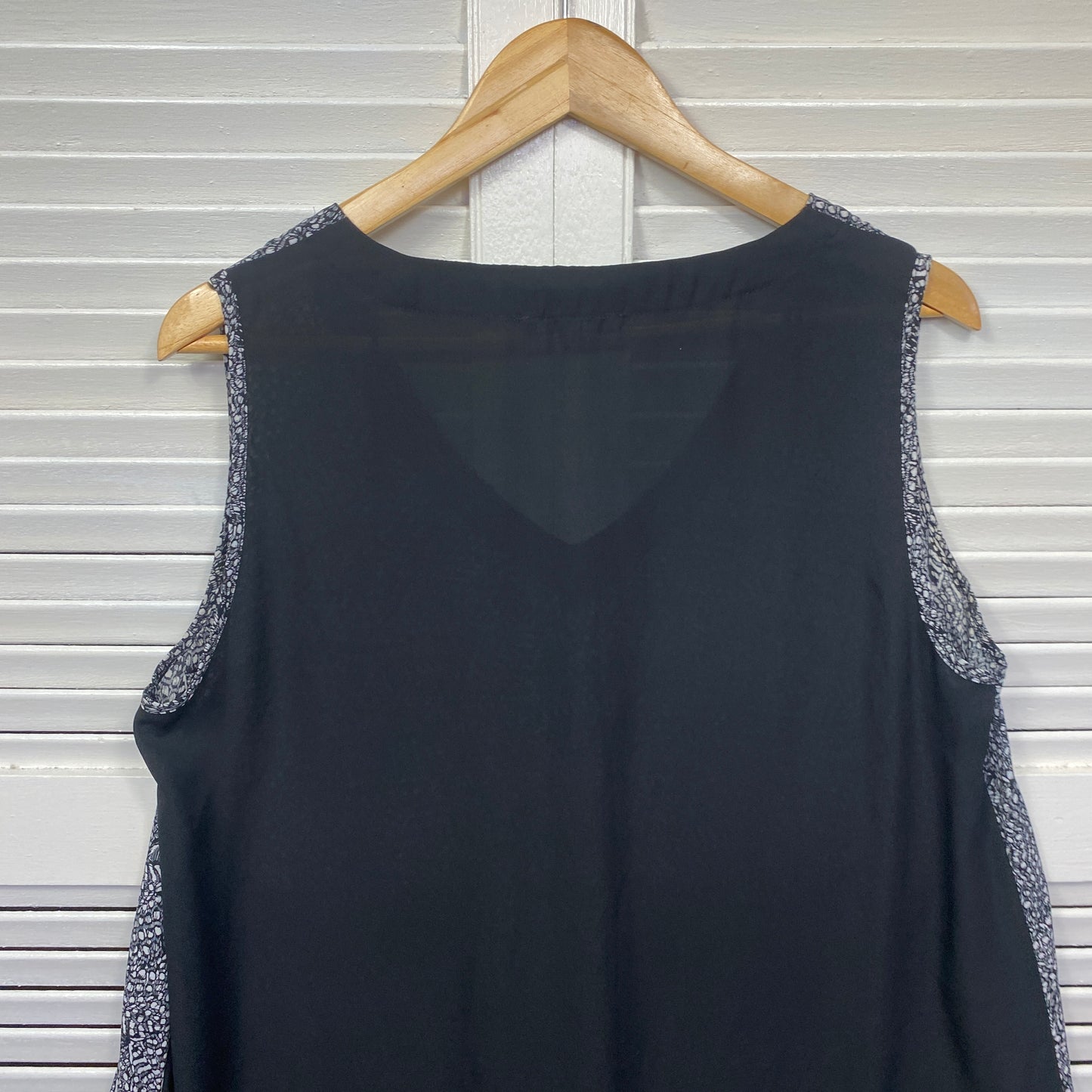 Belle Curve Top Size 16 Black White Sleeveless Tunic