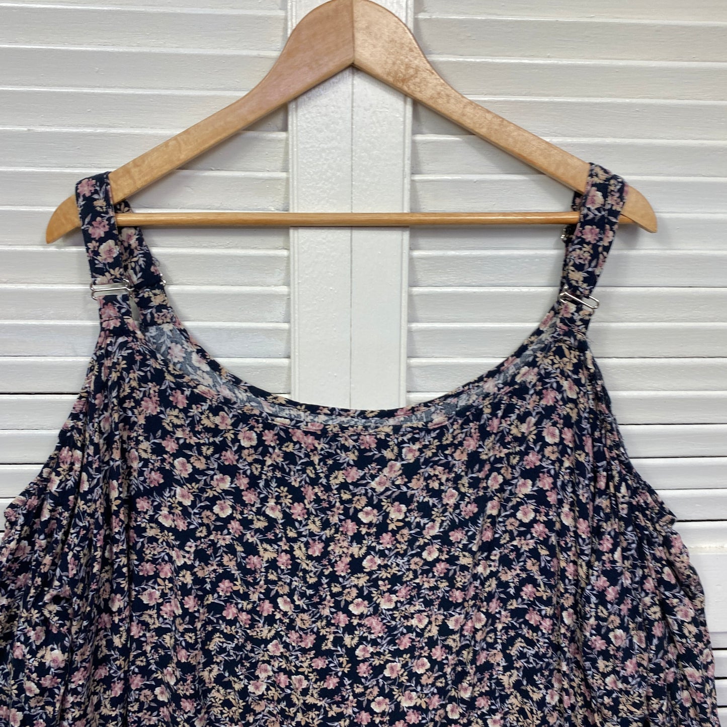 beme Top Size 18 Black Floral Cold Shoulder Sleeve Viscose