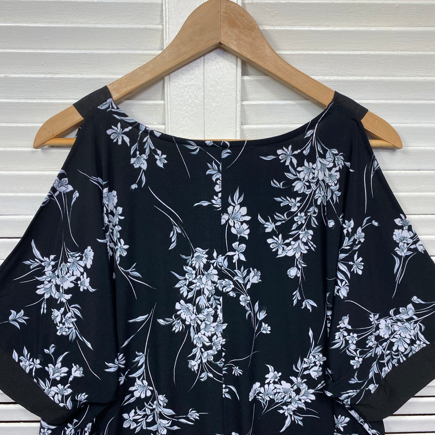 Katies Top Size 18 2XL Black White Floral Cold Shoulder Sleeve