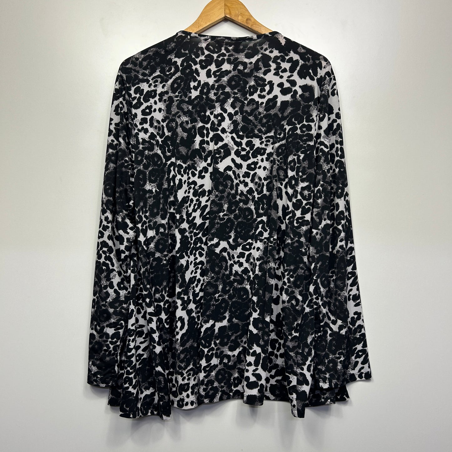 Millers Top with Necklace Size 20 Black White Long Sleeve