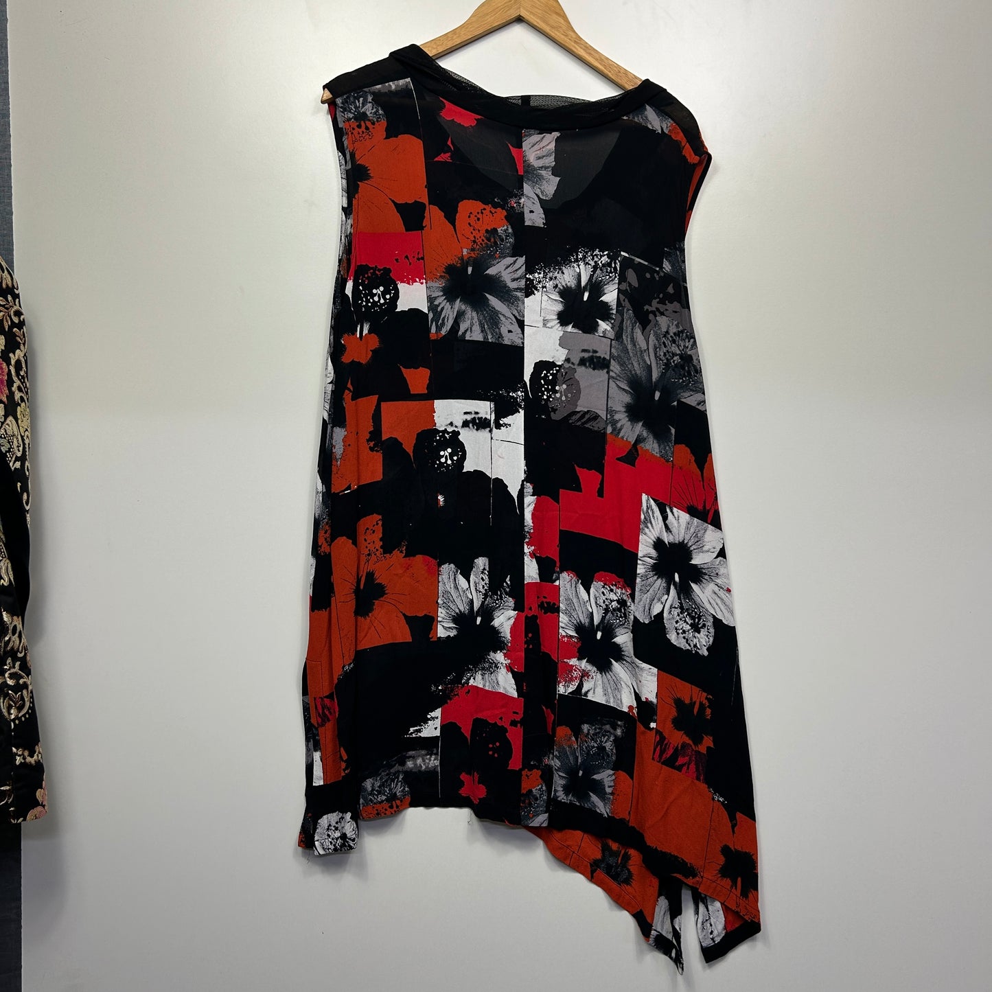 Taking Shape Tunic Top Size 20 Plus Sleeveless Asymmetric Hem