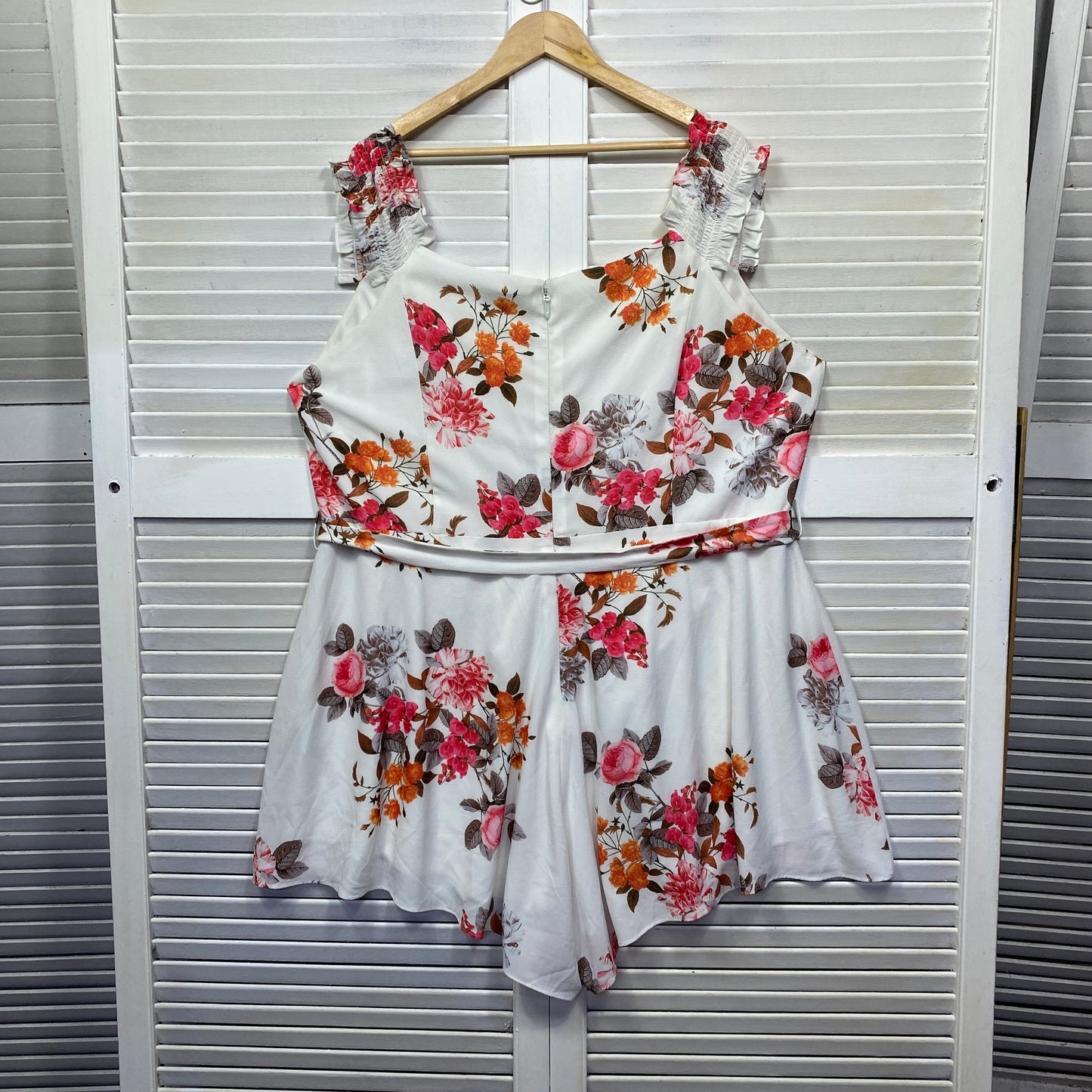 City Chic Playsuit Romper Size 22 XL Plus White Floral Short Length