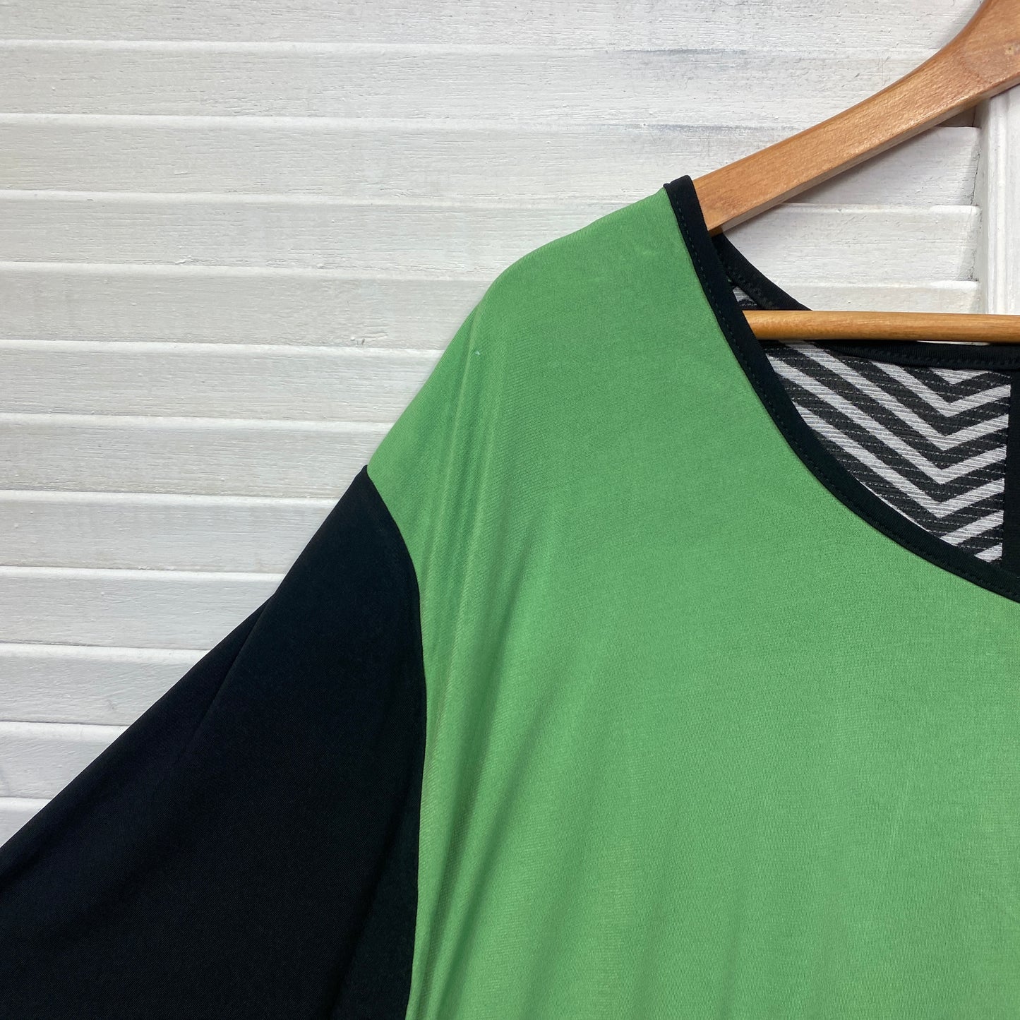 Taking Shape Top Size 22 24 Plus Green Black Short Sleeve