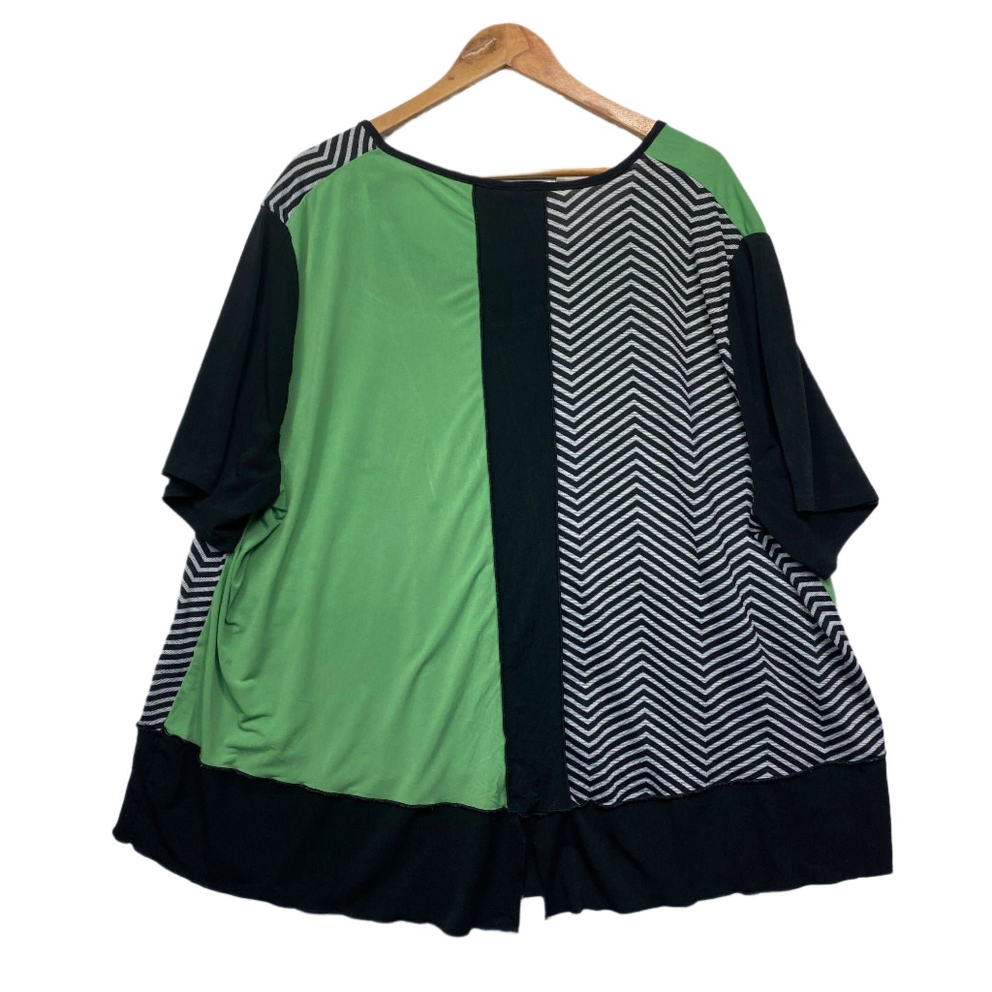 Taking Shape Top Size 22 24 Plus Green Black Short Sleeve