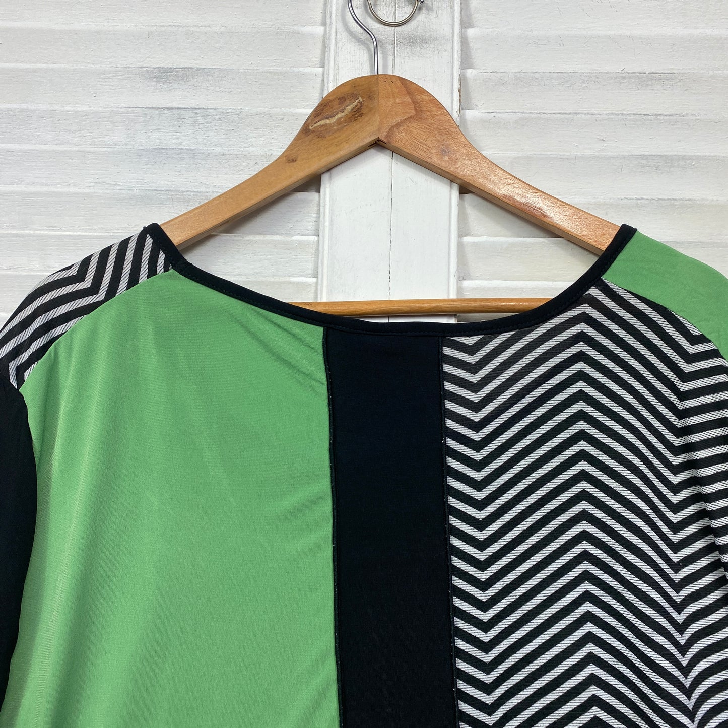 Taking Shape Top Size 22 24 Plus Green Black Short Sleeve