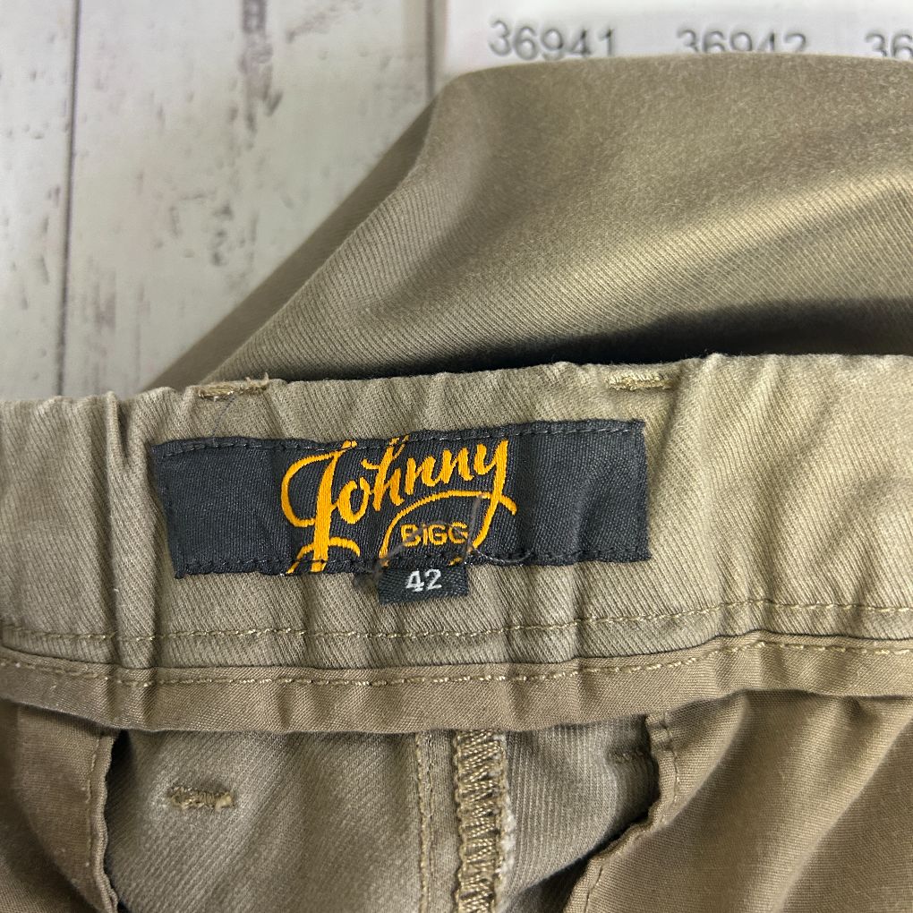 Beige pants label detail view
