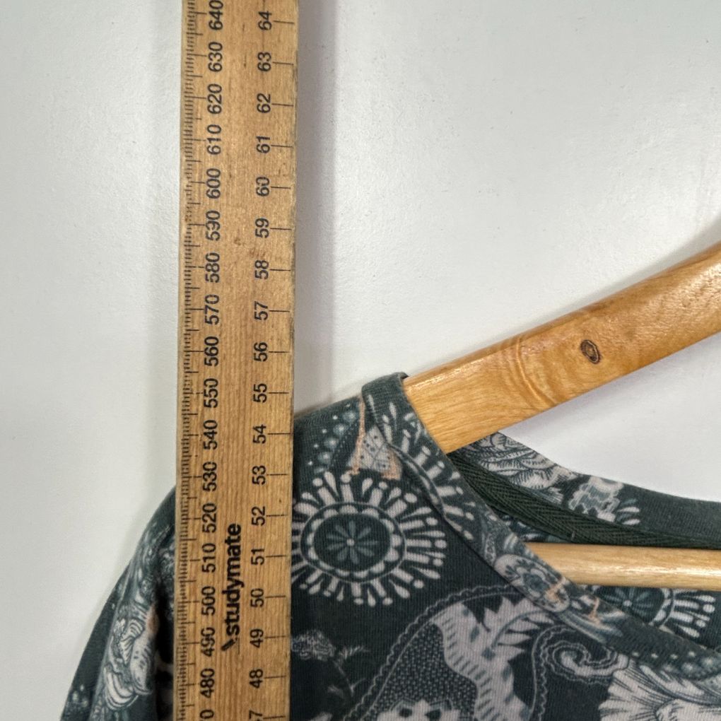 Black patterned top detail view with wooden handles