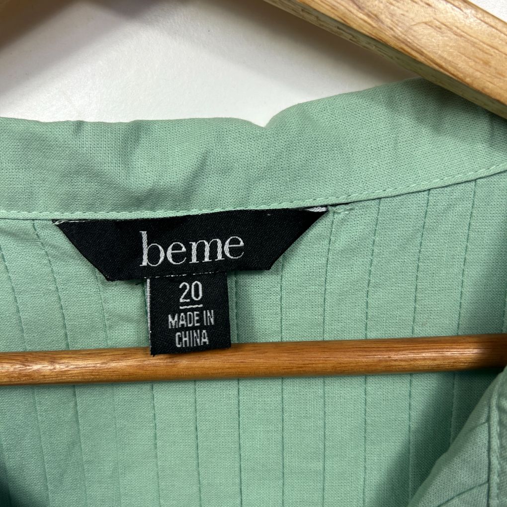 Green ribbed shirt label detail view