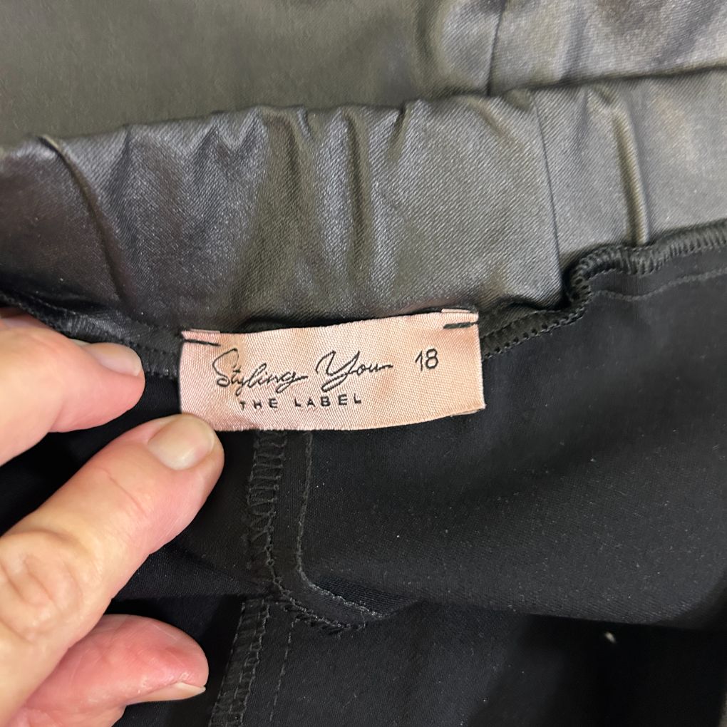 Black pants label detail view