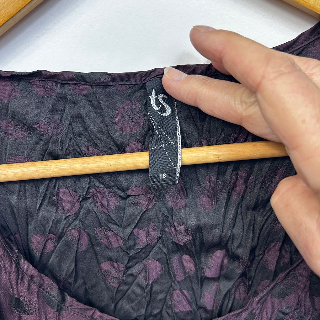 Taking Shape Black Crinkle Sleeveless Tunic Top - Size 16