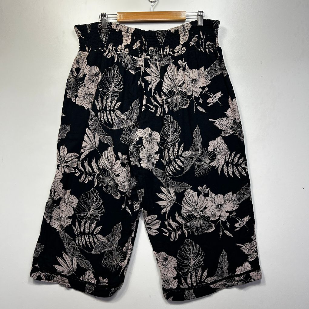 Taking Shape Black Floral Cotton Cropped Pants - Size 20