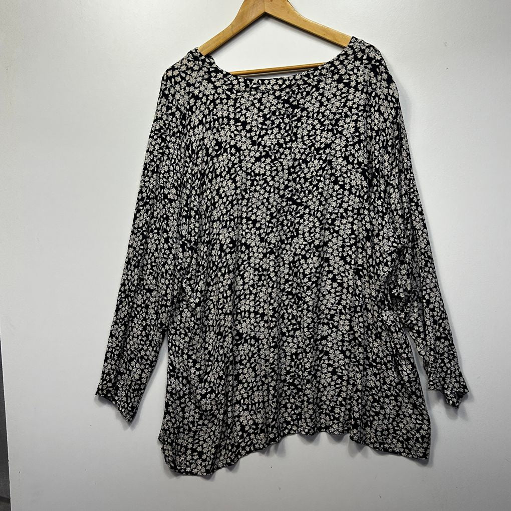 Belle Curve Navy Floral Top - Size 24