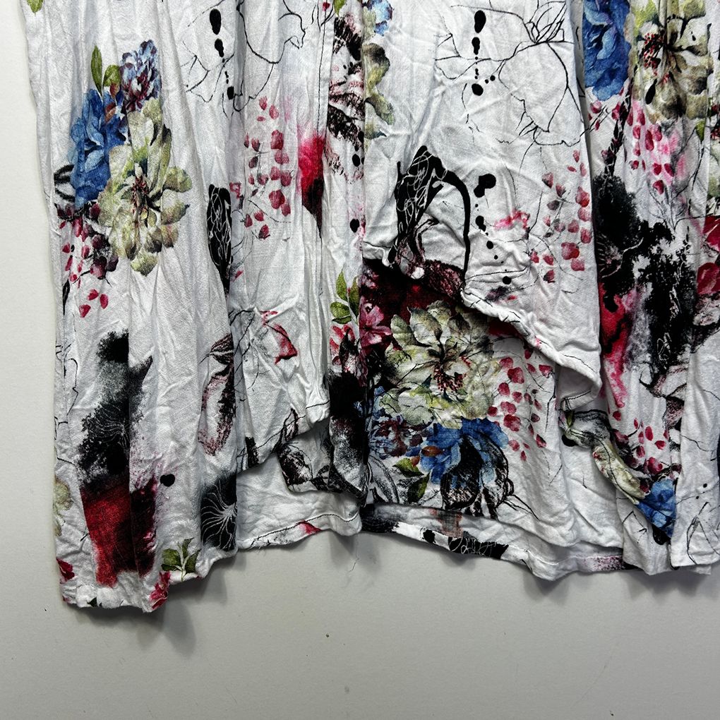 Taking Shape White Floral Tunic Top - Size 16/18
