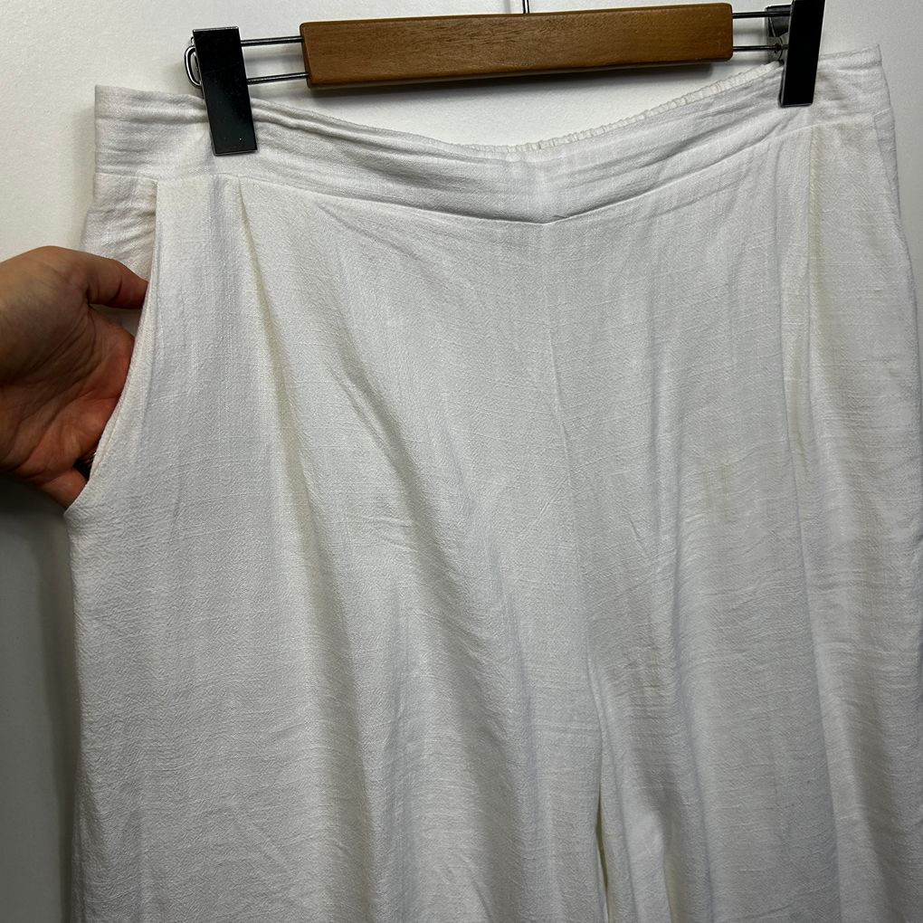 Willow Tree White Linen Cropped Shorts - Size 16