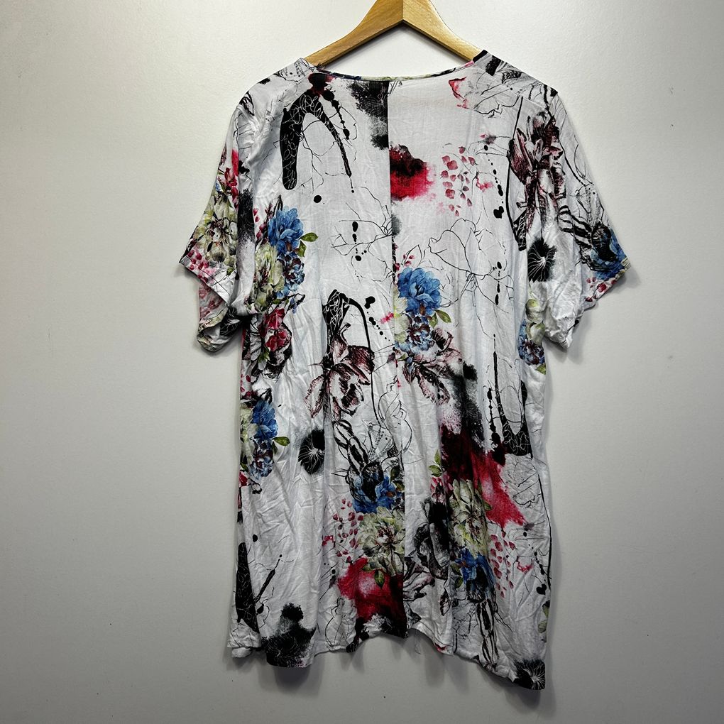Taking Shape White Floral Tunic Top - Size 16/18