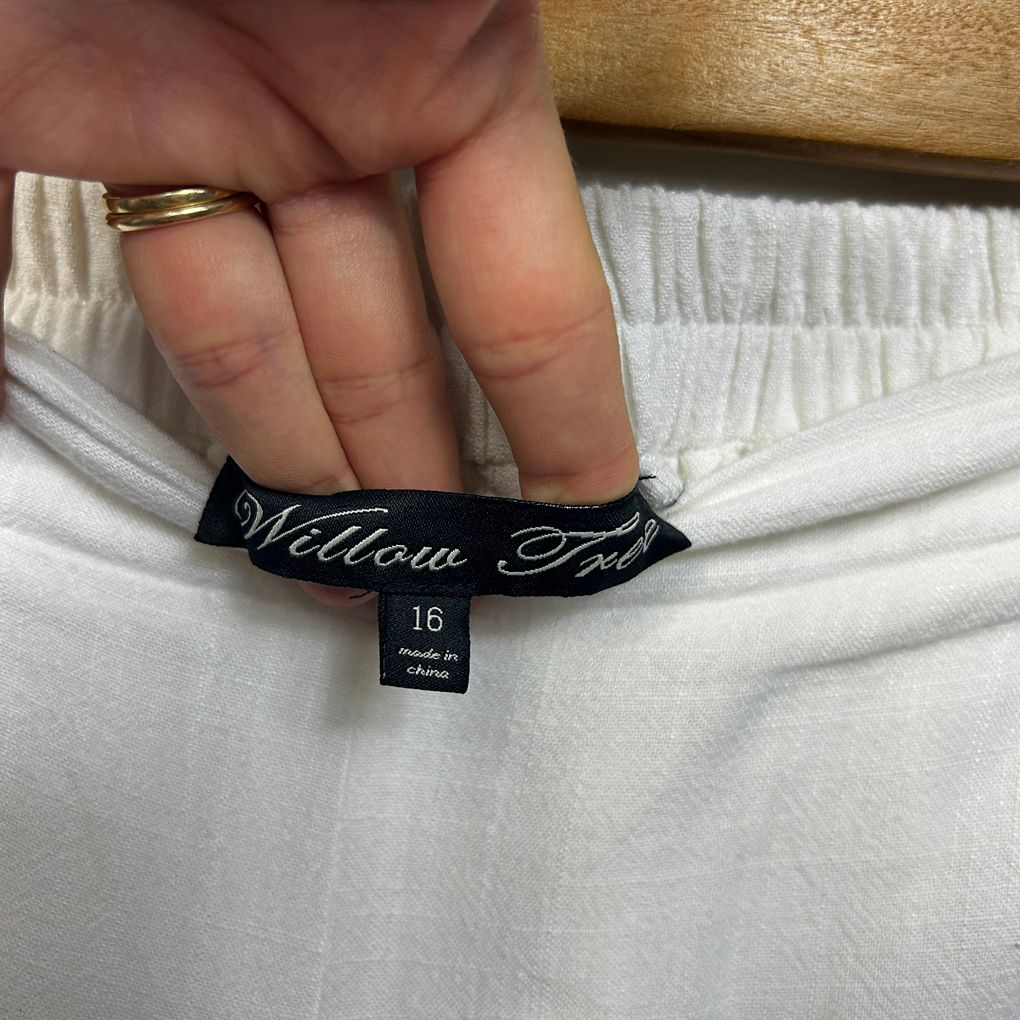 Willow Tree White Linen Cropped Shorts - Size 16