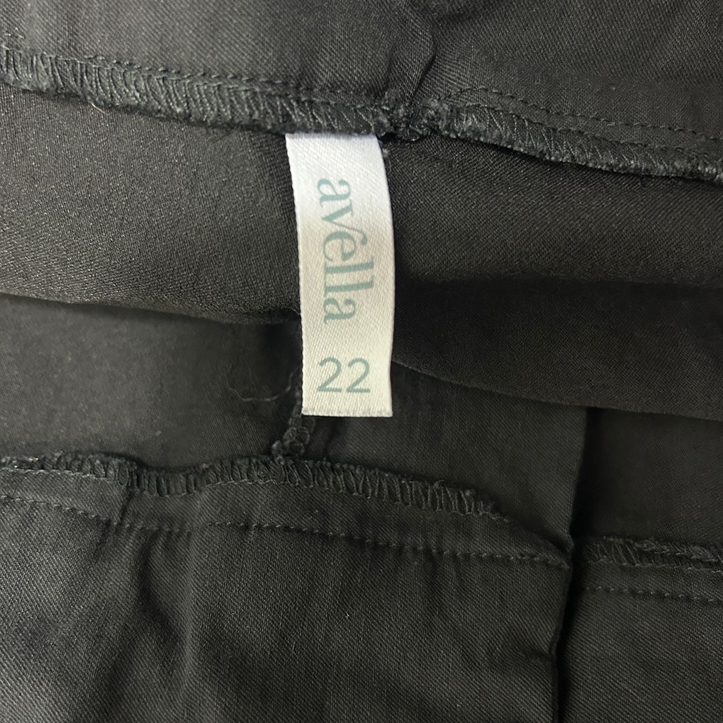 Avella Black Cropped Pants - Size 22