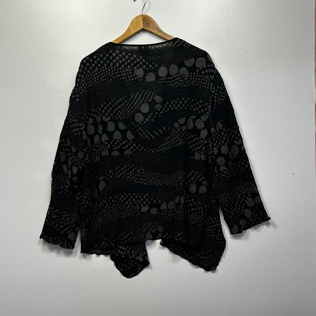 Taking Shape Black Print Top - Size 20