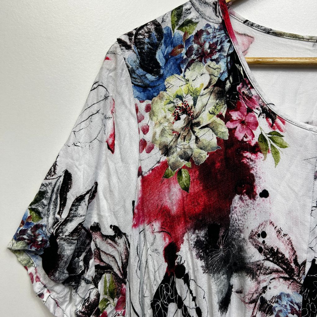 Taking Shape White Floral Tunic Top - Size 16/18