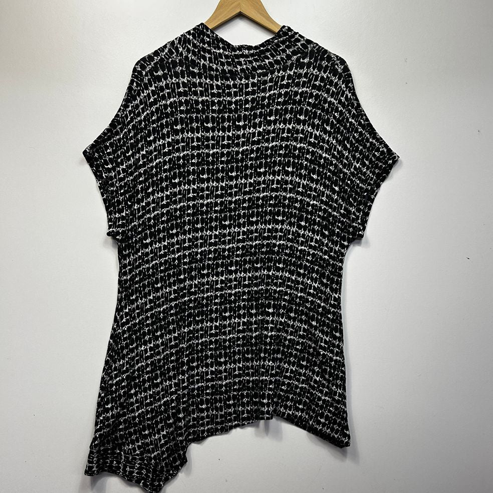 Taking Shape Black and White Tunic Top - Size 18/M