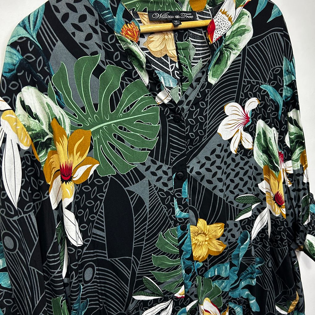 Willow & Tree Black Floral Top - Size 16