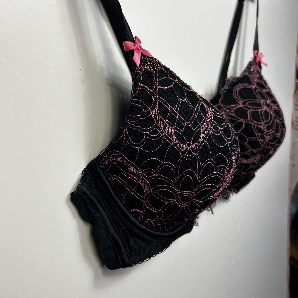 Bras N Things Black & Pink Embroidered Lace Bra - Size 18D