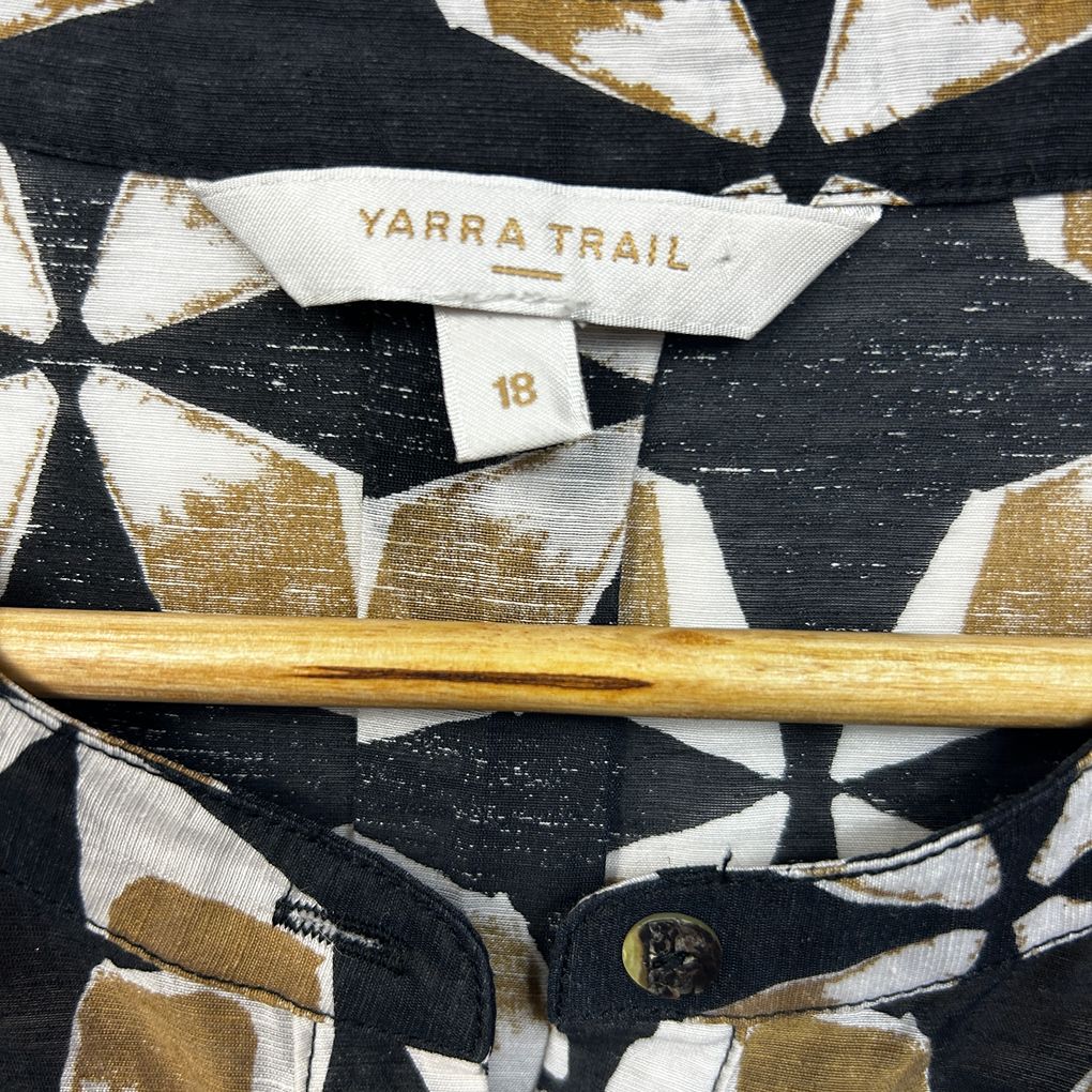 Yarra Trail Black Geometric Plus Size Linen Top - Size 18