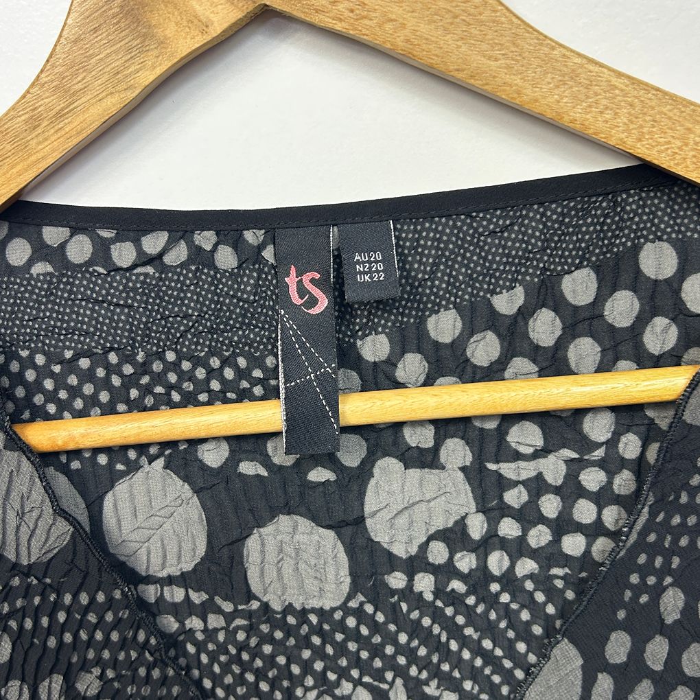 Taking Shape Black Print Top - Size 20