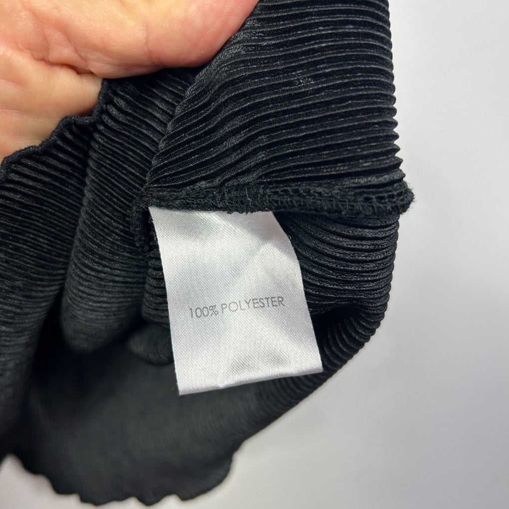 Black ribbed fabric detail view