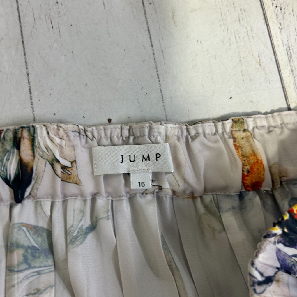 Beige skirt label detail view