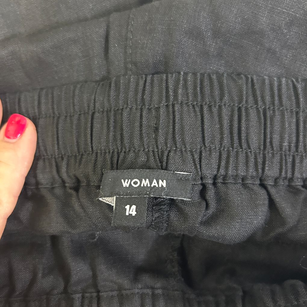 Black pants label detail view