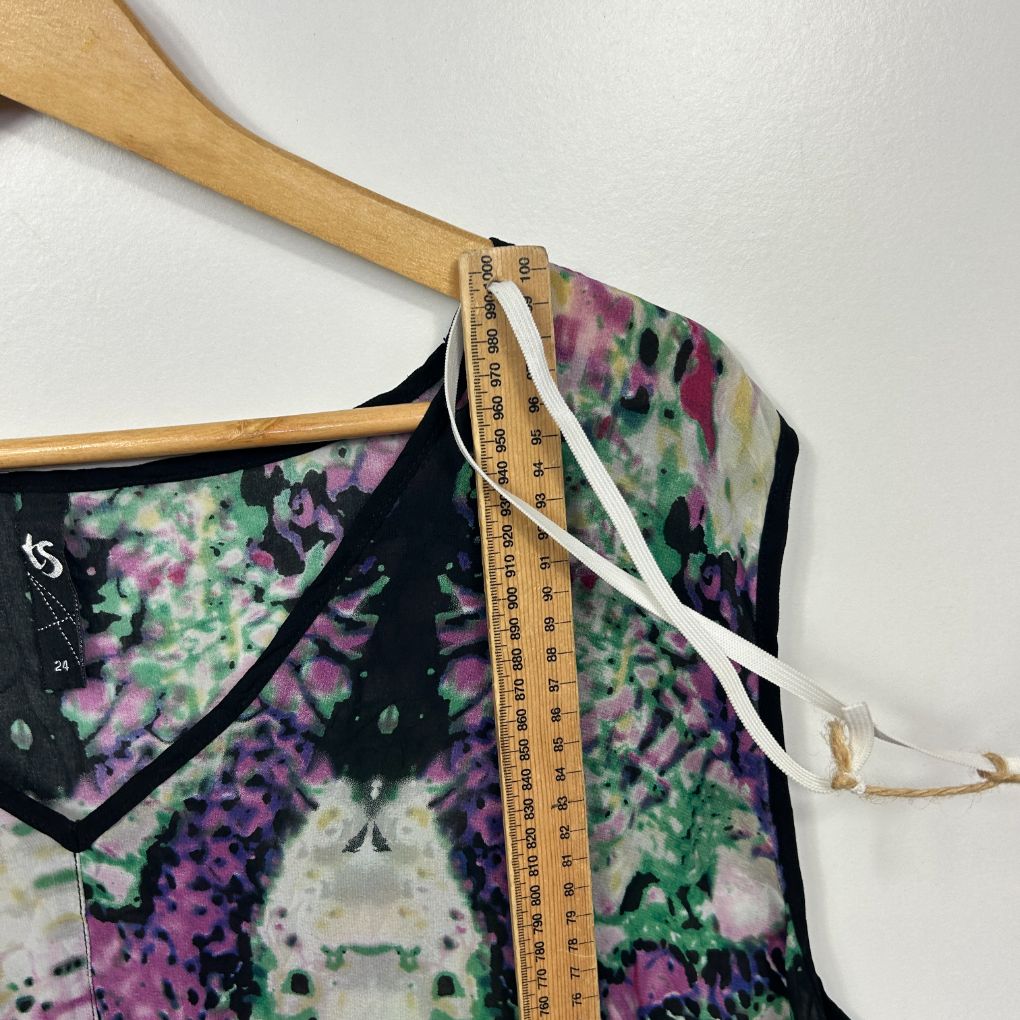 Floral print top front detail view with measuring tape
