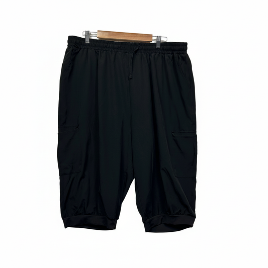 Black activewear shorts with pockets