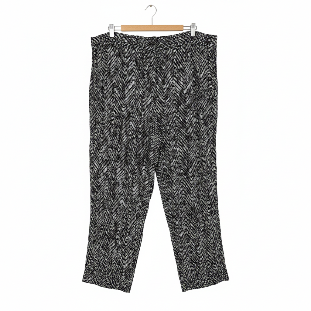Street Collection black and white geometric print cropped pants size 18 front view