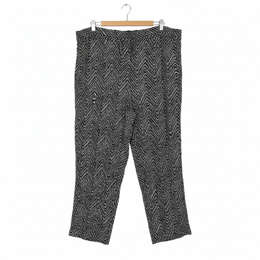Street Collection black and white geometric print cropped pants size 18 front view