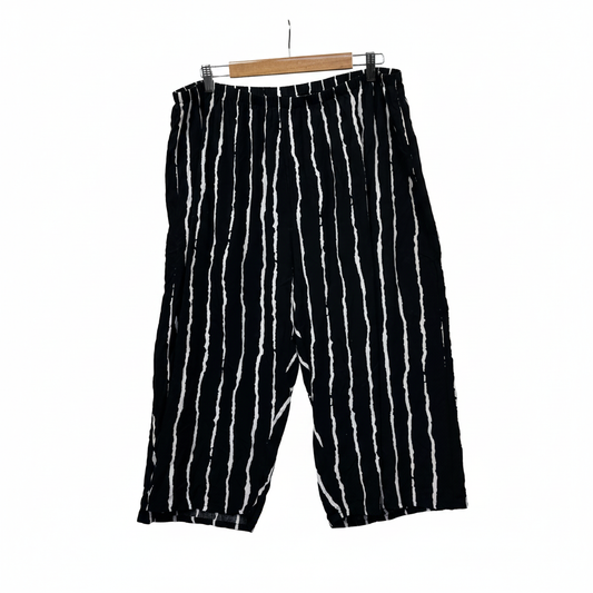 Black and White Striped Cropped Pants Size L
